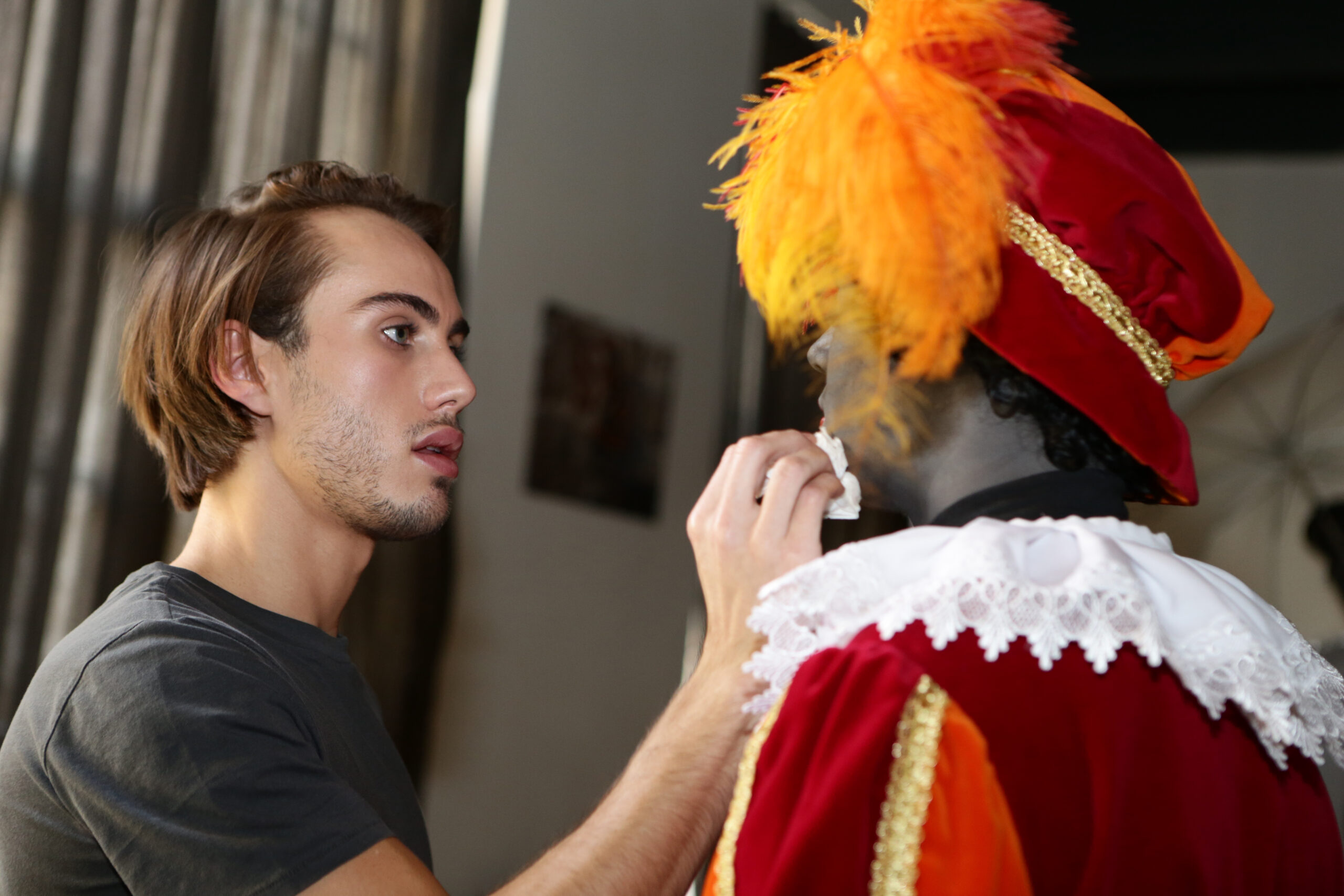 Grimeur Danny den Otter van Studio 5 December werkt de make-up en Pietenpruik van Zwarte Piet bij