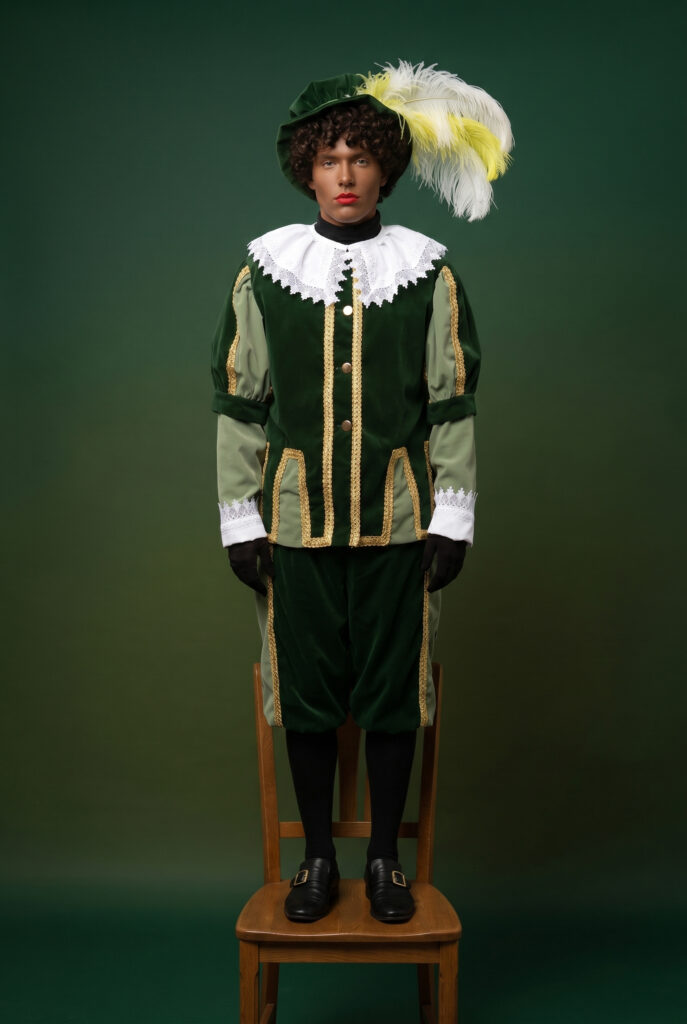 Zwarte Piet in groen Pietenpak met bruine krullende Pietenpruik van Studio 5 December